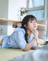 长相清纯，神情可爱的18岁美少女姬镜酱私房美腿小蛮腰写真