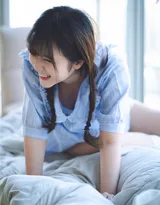 长相清纯，神情可爱的18岁美少女姬镜酱私房美腿小蛮腰写真