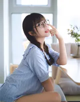 长相清纯，神情可爱的18岁美少女姬镜酱私房美腿小蛮腰写真