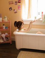 穿着比基尼在浴室浴缸里洗澡玩水的好看妹子高清图片