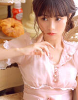 齐刘海绑发发型美少女粉色系穿着闺房写真美图