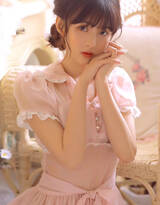 齐刘海绑发发型美少女粉色系穿着闺房写真美图