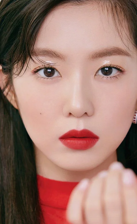 长发红唇的清纯韩国美女高清手机壁纸 – 高清 桌面壁纸 开放版权素材 免费下载 手机电脑通用背景图-iPhone17-1
