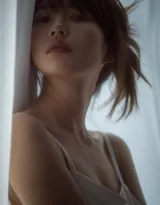 性感的锁骨，迷人的美背，美丽睡裙女孩的近距离唯美写真