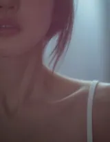 性感的锁骨，迷人的美背，美丽睡裙女孩的近距离唯美写真