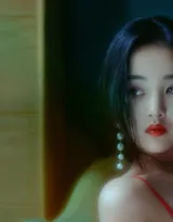 像极了80年代的性感女孩，手拿着烟的美丽红裙女子超美写真