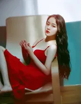 像极了80年代的性感女孩，手拿着烟的美丽红裙女子超美写真