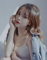 爱到尽头，覆水难收，清凉背心短裤美女一个人伤感写真照