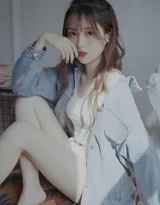 爱到尽头，覆水难收，清凉背心短裤美女一个人伤感写真照