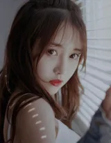 爱到尽头，覆水难收，清凉背心短裤美女一个人伤感写真照