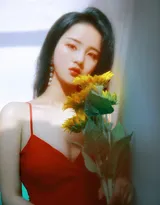 像极了80年代的性感女孩，手拿着烟的美丽红裙女子超美写真