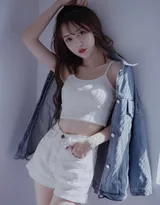 爱到尽头，覆水难收，清凉背心短裤美女一个人伤感写真照