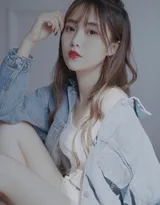 爱到尽头，覆水难收，清凉背心短裤美女一个人伤感写真照