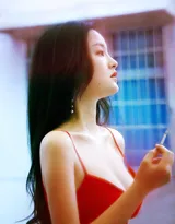 像极了80年代的性感女孩，手拿着烟的美丽红裙女子超美写真