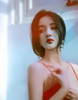 像极了80年代的性感女孩，手拿着烟的美丽红裙女子超美写真