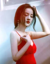 像极了80年代的性感女孩，手拿着烟的美丽红裙女子超美写真