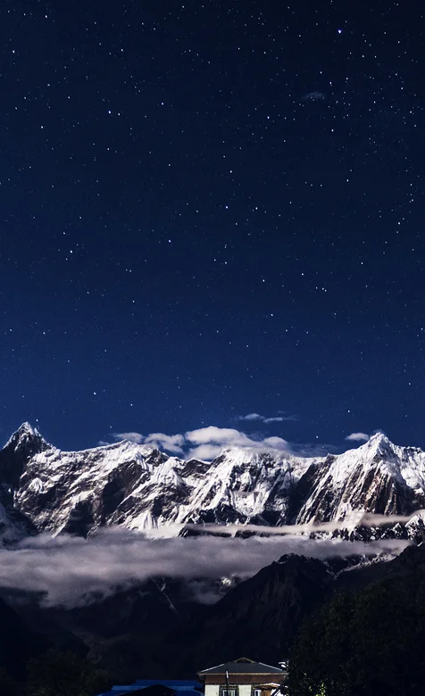 星空，雪山，村落灯光组成的超美自然风景手机壁纸 – 高清 桌面壁纸 开放版权素材 免费下载 手机电脑通用背景图