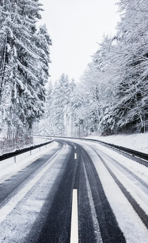被雪覆盖的林中公路唯美摄影手机壁纸 – 高清 桌面壁纸 开放版权素材 免费下载 手机电脑通用背景图