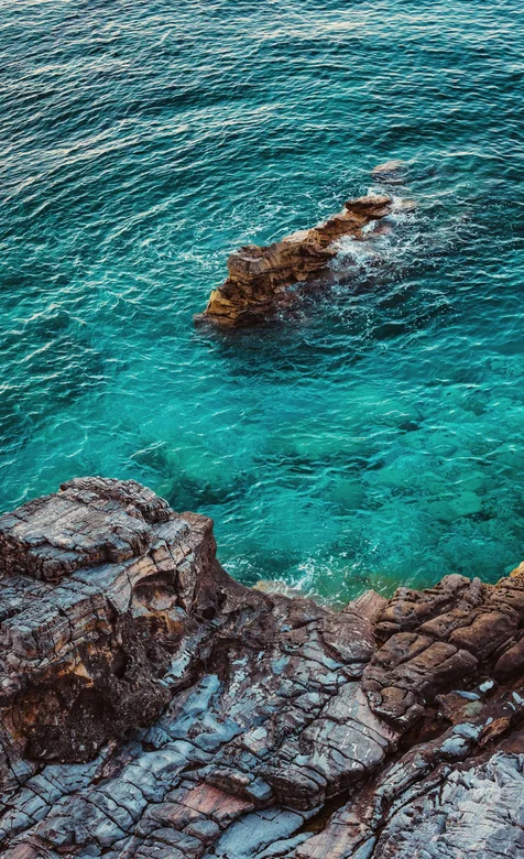 海边的蔚蓝海水和岩石风景手机壁纸 – 高清 桌面壁纸 开放版权素材 免费下载 手机电脑通用背景图