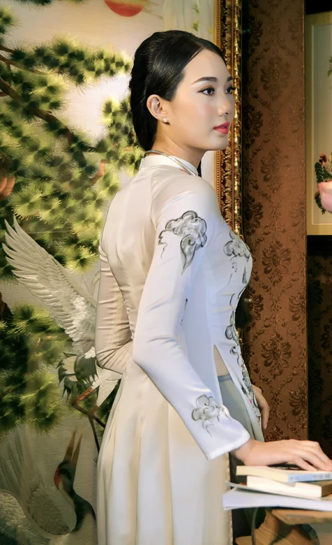 屏风前站着穿蕾丝旗袍的美女手机壁纸 – 高清 桌面壁纸 开放版权素材 免费下载 手机电脑通用背景图-iPhone17-1