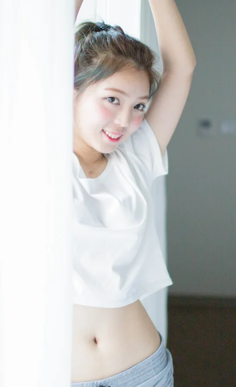 站在窗台窗帘前的可爱露脐装美女 – 高清 桌面壁纸 开放版权素材 免费下载 手机电脑通用背景图