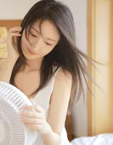 一边吹风扇，一边弹吉他的长发飘飘美少女私房写真