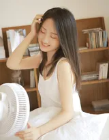 一边吹风扇，一边弹吉他的长发飘飘美少女私房写真