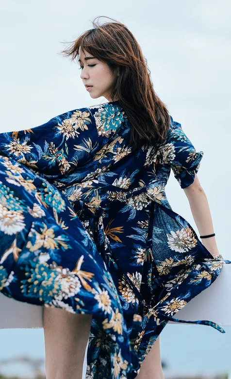 穿蓝色花纹大外套站在公路上的美女唯美摄影手机壁纸 – 高清 桌面壁纸 开放版权素材 免费下载 手机电脑通用背景图