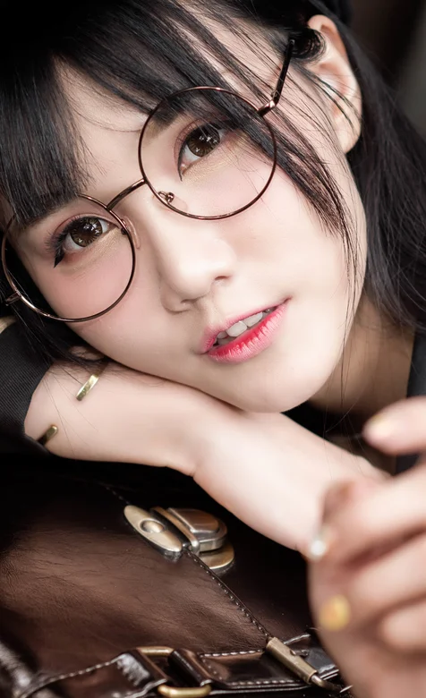戴着圆框眼镜的可爱的美女近照人像摄影手机壁纸 – 高清 桌面壁纸 开放版权素材 免费下载 手机电脑通用背景图