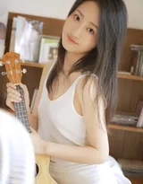 一边吹风扇，一边弹吉他的长发飘飘美少女私房写真
