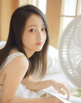 一边吹风扇，一边弹吉他的长发飘飘美少女私房写真