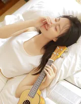 一边吹风扇，一边弹吉他的长发飘飘美少女私房写真