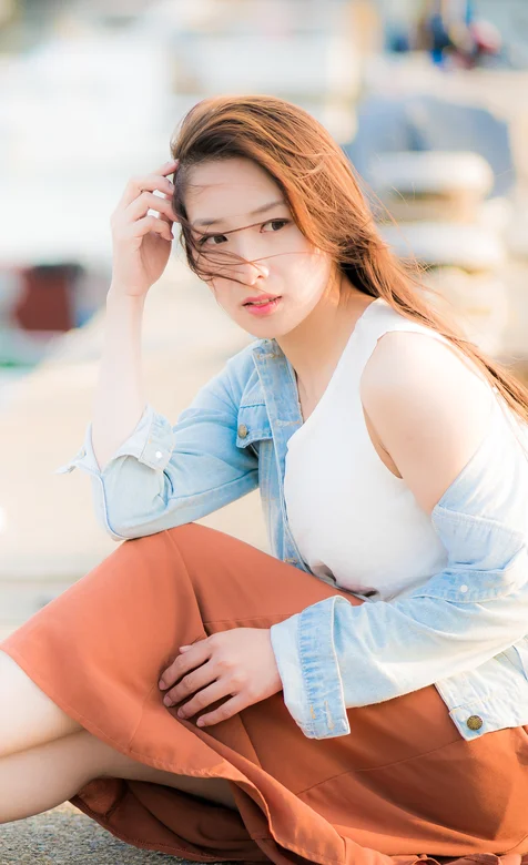 坐在海提上的美女手机壁纸 – 高清 桌面壁纸 开放版权素材 免费下载 手机电脑通用背景图