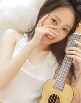 一边吹风扇，一边弹吉他的长发飘飘美少女私房写真