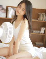 一边吹风扇，一边弹吉他的长发飘飘美少女私房写真