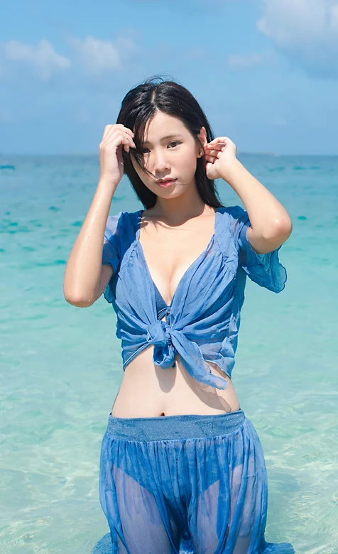 站在海中穿着蓝色蕾丝泳衣的清纯美女 – 高清 桌面壁纸 开放版权素材 免费下载 手机电脑通用背景图