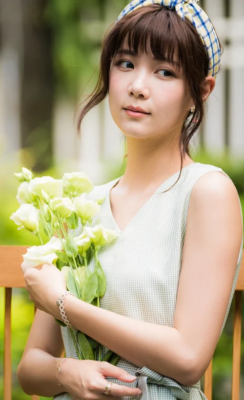 戴花格子发带抱着花的清纯美女 – 高清 桌面壁纸 开放版权素材 免费下载 手机电脑通用背景图