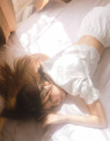 清新，养眼，迷人，性感的床上美女白衣短裤私房写真图片