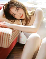 美腿小蛮腰美少女抹胸衣短裤诱人私房照