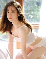 美腿小蛮腰美少女抹胸衣短裤诱人私房照