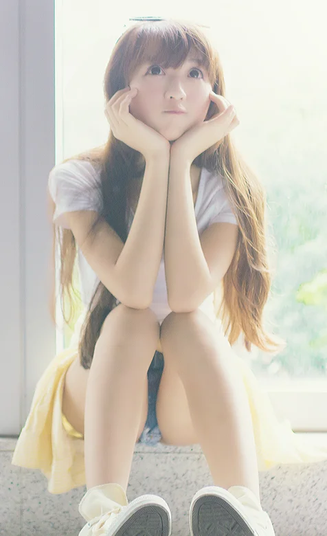坐在窗台双手撑脸的长发清纯美女 – 高清 桌面壁纸 开放版权素材 免费下载 手机电脑通用背景图