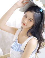 清纯俏皮可爱粉嫩连体短裤美少女悠闲清新私房写真照