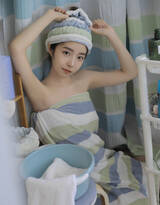 可爱漂亮萝莉少女裹着浴巾拍摄写真美照