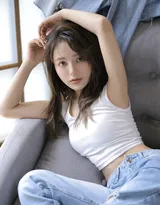 白背心，牛仔裤，最能衬托美女小姐姐的好身材