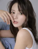 白背心，牛仔裤，最能衬托美女小姐姐的好身材