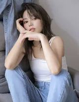 白背心，牛仔裤，最能衬托美女小姐姐的好身材