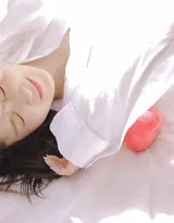 手拿苹果的粉嫩苹果脸漂亮少女男友衫魅力私房写真照