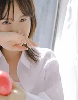 手拿苹果的粉嫩苹果脸漂亮少女男友衫魅力私房写真照