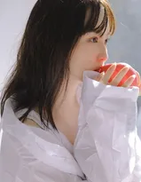 手拿苹果的粉嫩苹果脸漂亮少女男友衫魅力私房写真照