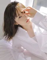 手拿苹果的粉嫩苹果脸漂亮少女男友衫魅力私房写真照